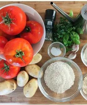 Immagine del passaggio 1 della ricetta Pomodori con riso e patate