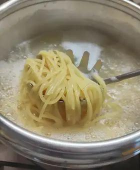 Immagine del passaggio 3 della ricetta Spaghetti ai fiori di zucchina e limone....