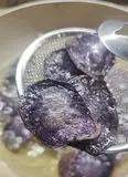 Immagine del passaggio 4 della ricetta Patate viola al sale aromatizzato