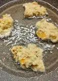 Immagine del passaggio 4 della ricetta Frittelle di patate ai corn flakles