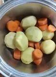 Immagine del passaggio 1 della ricetta Crocchette di patate e carote con crema di fagioli