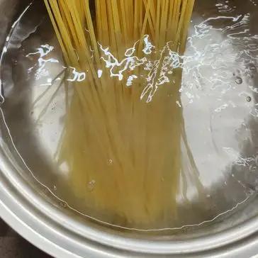 Passaggio 4 della ricetta Spaghetti allo scoglio