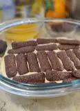 Immagine del passaggio 11 della ricetta Tiramisù all'arancia e cioccolato fondente