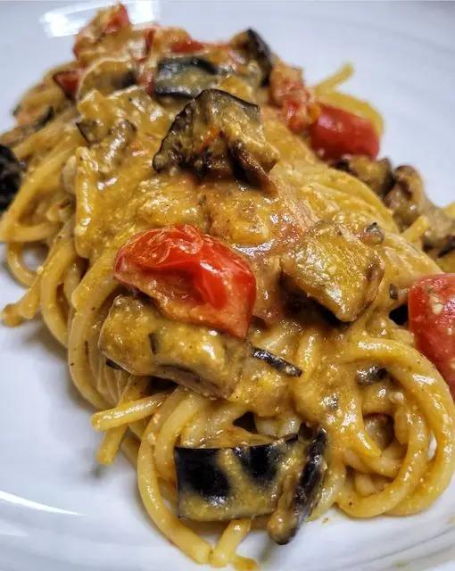 Ricetta Spaghetti con crema di melanzane, melanzane a funghetto e pomodorini di robertoscianna83