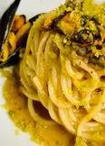 Immagine del passaggio 4 della ricetta Spaghetti con cozze e aglio nero 😋