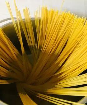 Immagine del passaggio 6 della ricetta Spaghetti alla crema di zucchine, con noci, guanciale e pecorino.