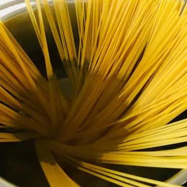 Passaggio 6 della ricetta Spaghetti alla crema di zucchine, con noci, guanciale e pecorino.