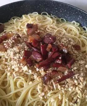Immagine del passaggio 8 della ricetta Spaghetti alla crema di zucchine, con noci, guanciale e pecorino.