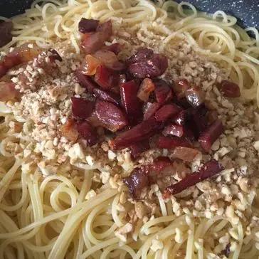 Passaggio 8 della ricetta Spaghetti alla crema di zucchine, con noci, guanciale e pecorino.