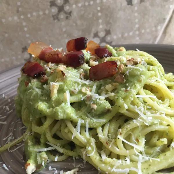 Ricetta Spaghetti alla crema di zucchine, con noci, guanciale e pecorino. di Papachef.italia