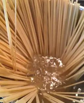 Immagine del passaggio 4 della ricetta Spaghetti burro, parmigiano e zafferano