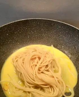 Immagine del passaggio 8 della ricetta Spaghetti burro, parmigiano e zafferano