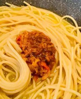 Immagine del passaggio 5 della ricetta Spaghetti ai ricci di mare