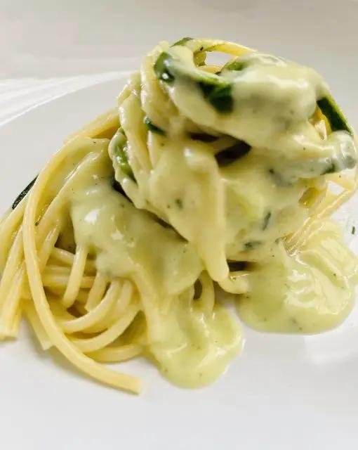 Ricetta 🌾Spaghetti con crema di zucchine e parmigiano 😋👍 di Papachef.italia