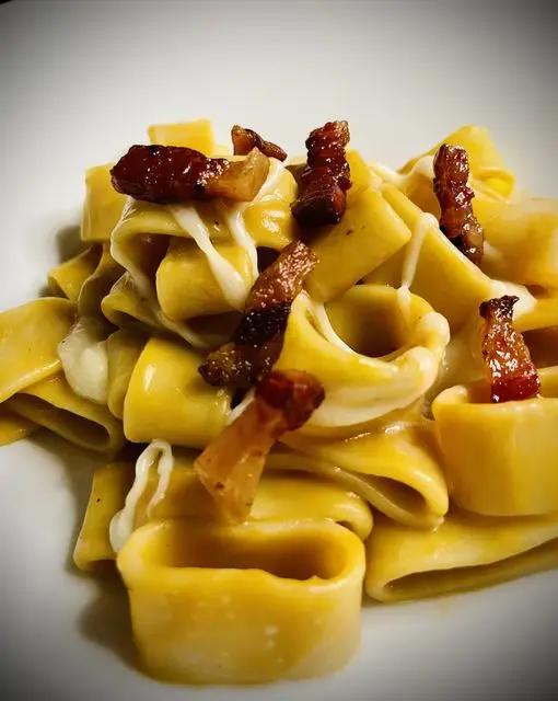 Ricetta 🌾Calamarata con crema di zucca, guanciale e fondente al parmigiano 😋🎃 di Papachef.italia