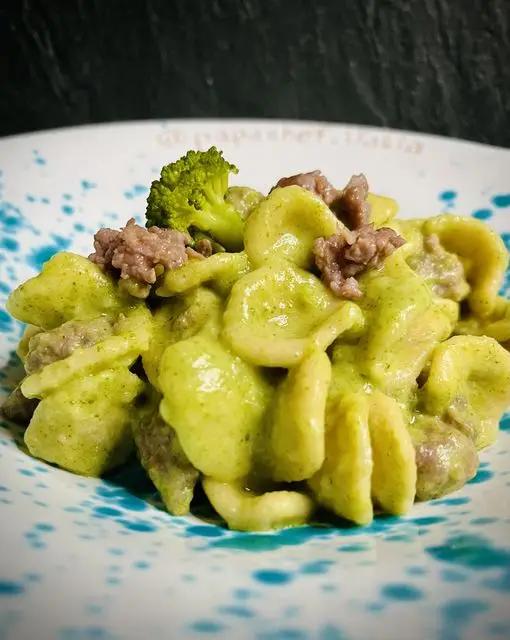 Ricetta 🌾Orechiette con crema di broccoli e salsiccia 🥦😋 di Papachef.italia