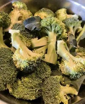 Immagine del passaggio 1 della ricetta 🌾Orechiette con crema di broccoli e salsiccia 🥦😋