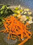 Immagine del passaggio 1 della ricetta 🥢Tagliolini con gamberi e verdure 😋