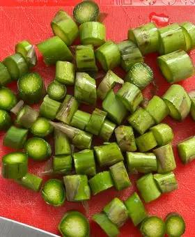 Immagine del passaggio 2 della ricetta Carbonara con asparagi 😋