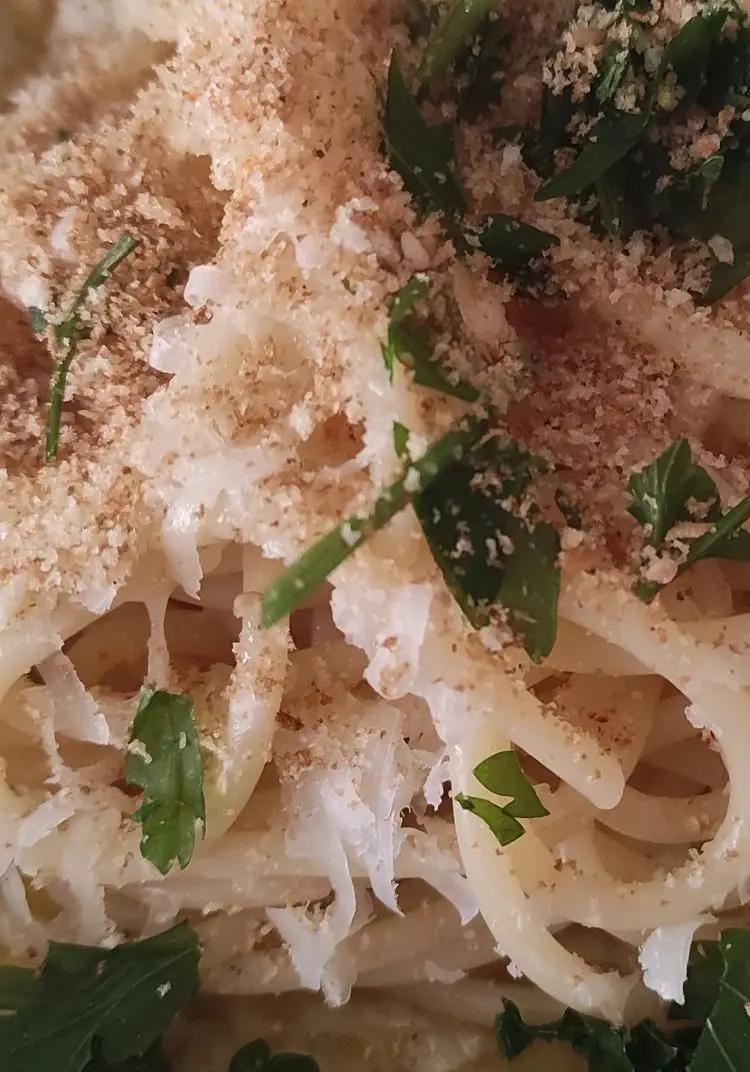 Ricetta Spaghetti aglio, olio e peperoncino con pangrattato abbrustolito di lorichef