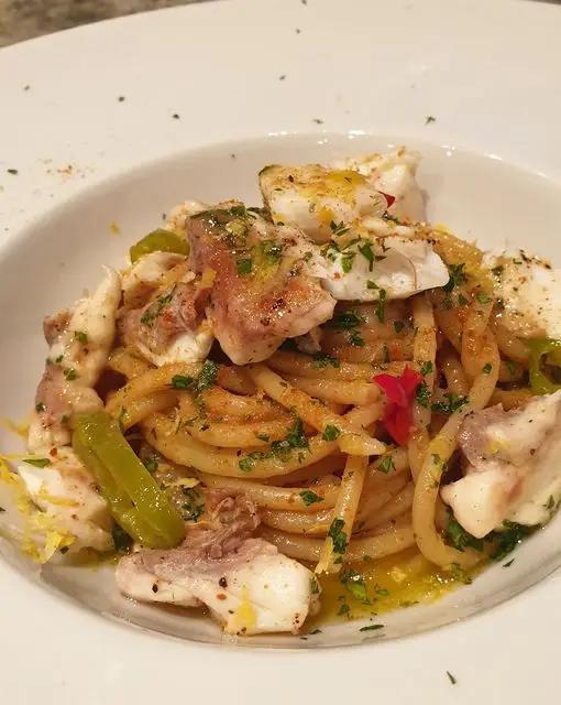Ricetta Spaghettone di Gragnano risottato con bottarga, olive taggiasche, scorza di limone e filetti di orata in crosta di sale di Robertobabbilonia