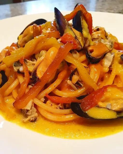 Ricetta Spaghettoni con peperoni arrosto e cozze di Robertobabbilonia