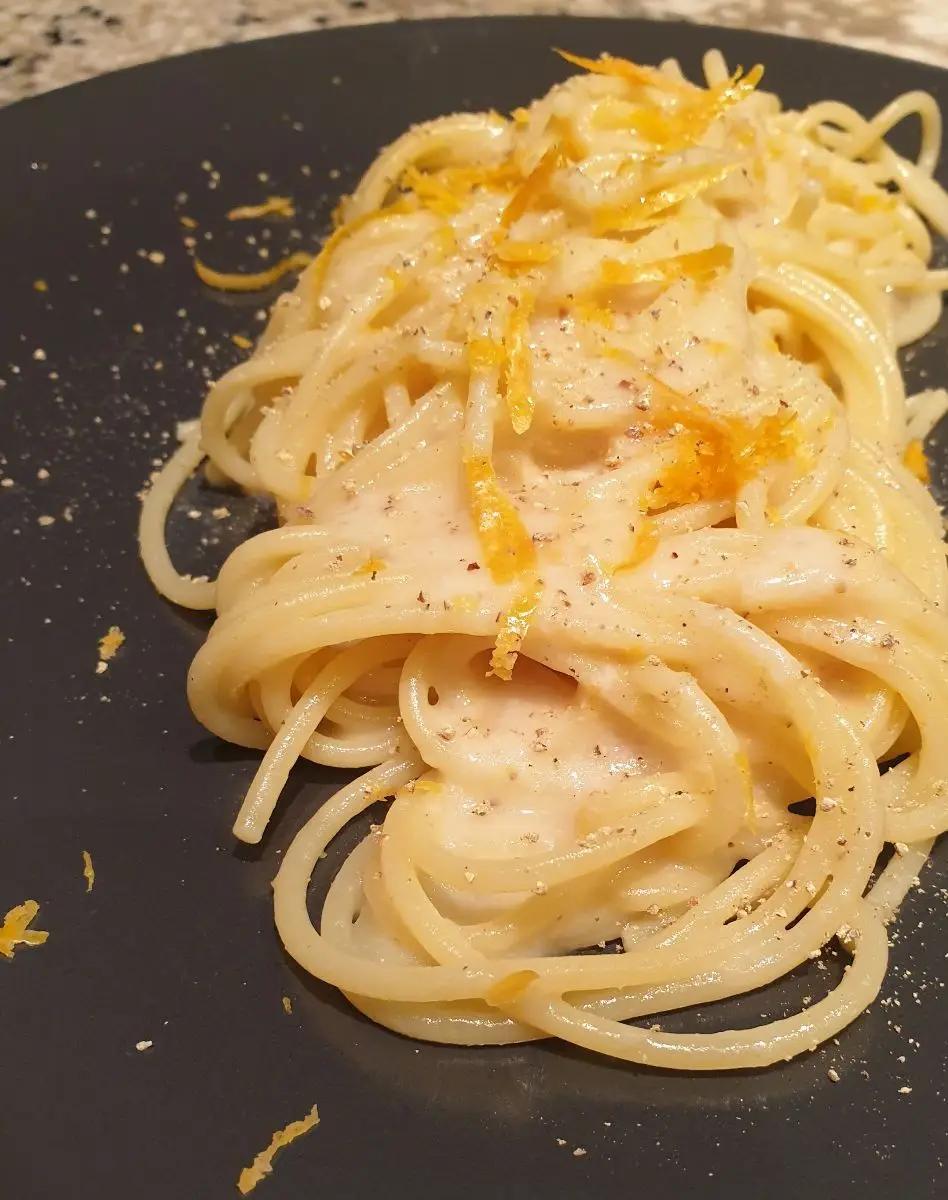 Ricetta Spaghetti al pecorino, pepe bianco e pompelmo rosa di Robertobabbilonia