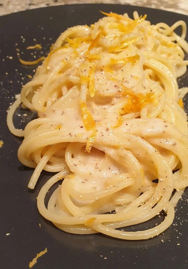Ricetta Spaghetti al pecorino, pepe bianco e pompelmo rosa di Robertobabbilonia