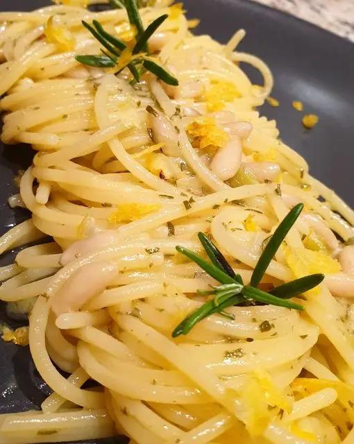 Ricetta Spaghetti gluten free risottati con pinoli, rosmarino e scorzetta di limone di Robertobabbilonia