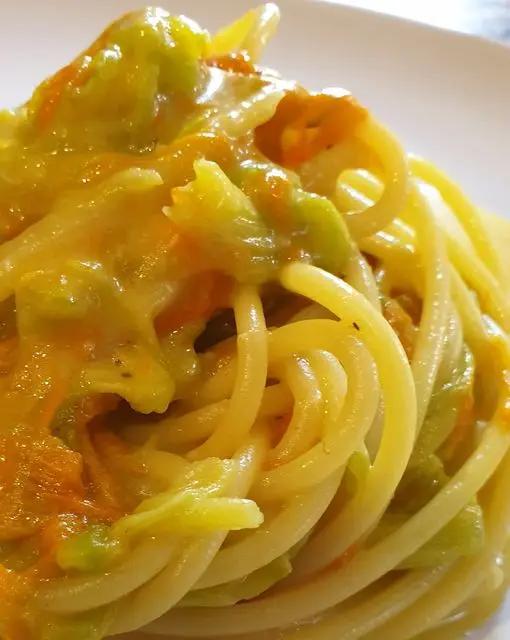 Ricetta Spaghetti ai fiori di zucca e zafferano di Robertobabbilonia
