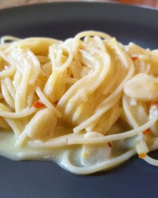 Ricetta Spaghettini aglio, olio e peperoncino con menta, pecorino e scorza di limone di Robertobabbilonia