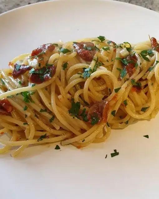 Ricetta Spaghetti aglio, olio e peperoncino con pomodori secchi e acciughe di Robertobabbilonia