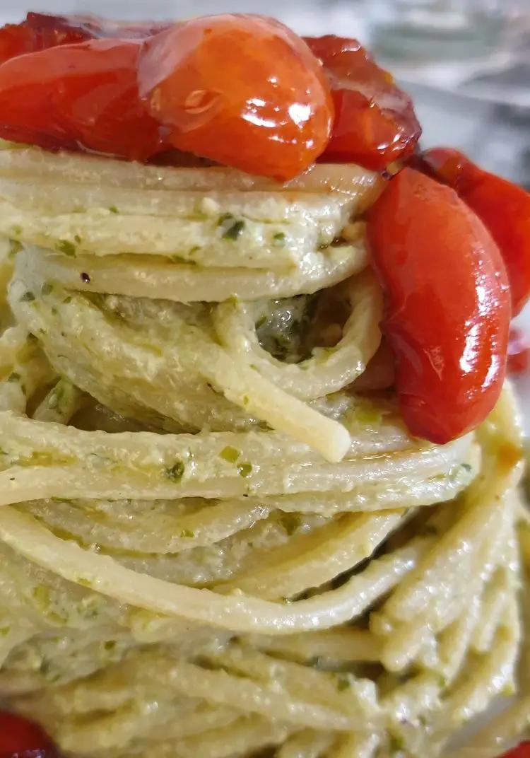 Ricetta Spaghetti in crema di ricotta, basilico e pinoli con pomodorini datterini caramellati di robertobabbilonia