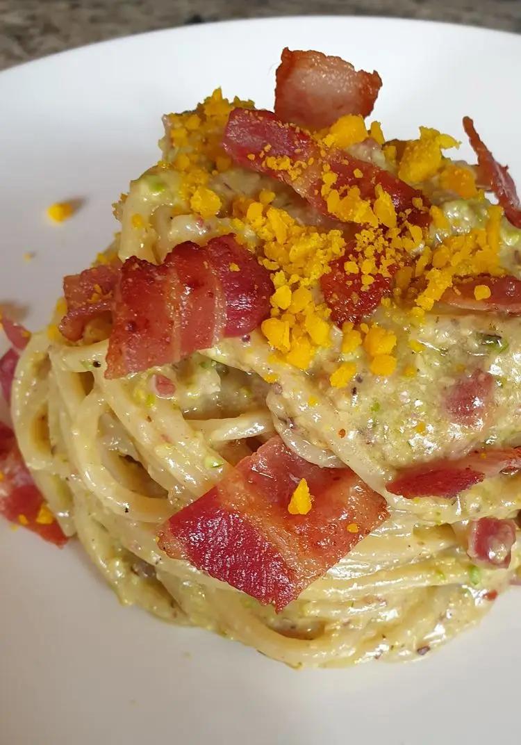 Ricetta Spaghetto quadro al pesto di pistacchio con bacon croccante e tuorlo marinato di Robertobabbilonia