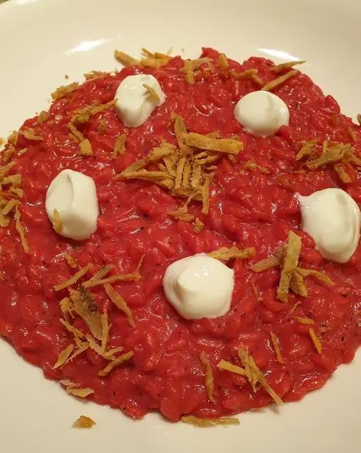 Ricetta Risotto alla barbabietola rossa con yogurt greco, burro acido e ciccioli romagnoli di Robertobabbilonia