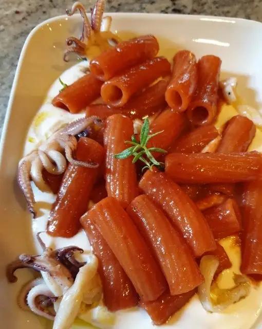 Ricetta Rigatoni alla barbabietola rossa con robiola e tentacoli di calamaro croccante di Robertobabbilonia