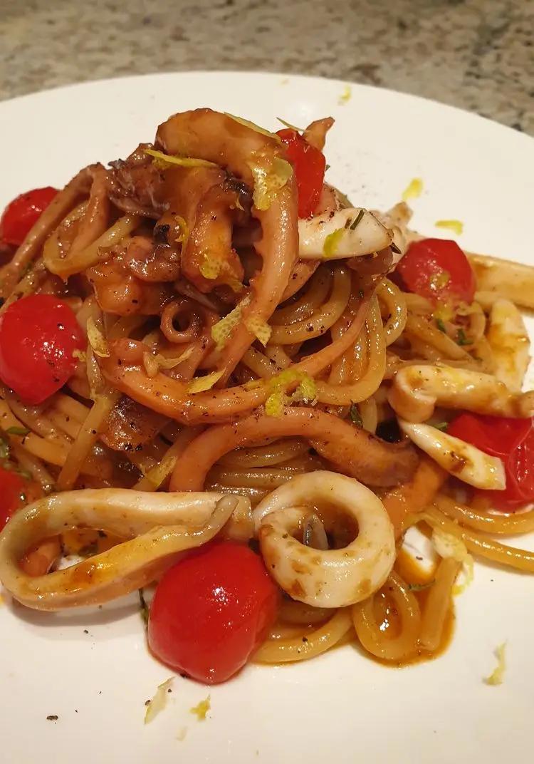 Ricetta Spaghettoni ai calamari e seppie con pomodorini brasati, scorzetta di limone e erba cipollina di Robertobabbilonia