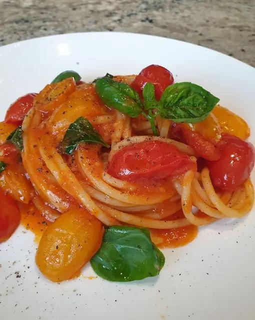Ricetta Spaghettoni Garofalo XXL ai tre pomodori e basilico fresco di Robertobabbilonia