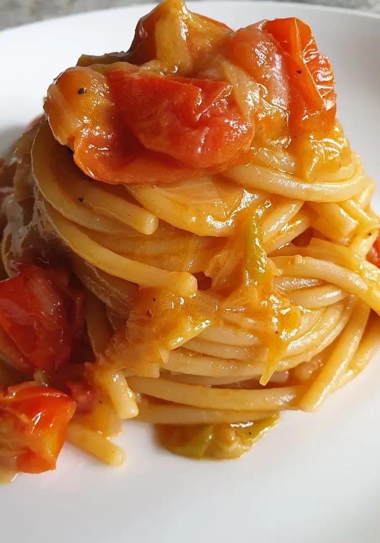 Ricetta Spaghettoni ai cipollotti di Tropea con polvere di peperone crusco e pomodorini ciliegino di robertobabbilonia