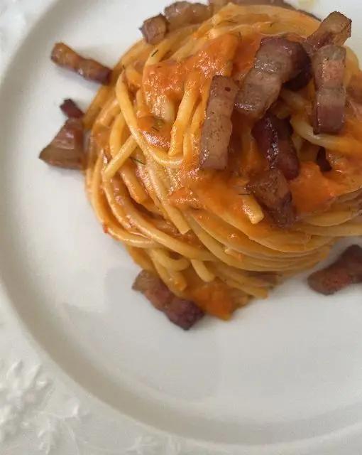 Ricetta Spaghettoni con crema di peperoni e pancetta di MescolaBene