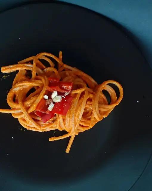 Ricetta Spaghetti con crema di peperoni, curcuma e mandorle di Zenzeroeavocado