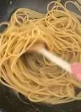 Immagine del passaggio 6 della ricetta Spaghetti alici e grissini fritti
