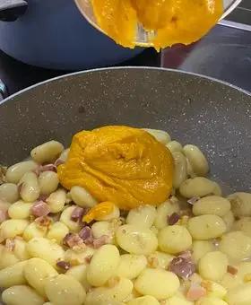 Immagine del passaggio 5 della ricetta Gnocchi alla crema di zucca, pecorino e noci con speck e noci croccanti