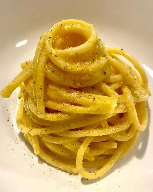 Ricetta Spaghettoni alla crema di tuorli con tartufo bianco di simone