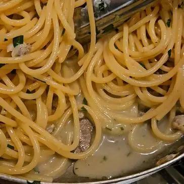 Passaggio 5 della ricetta Spaghetti alle vongole🐚