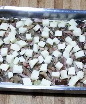 Immagine del passaggio 3 della ricetta Torta salata funghi, patate, speck e provola