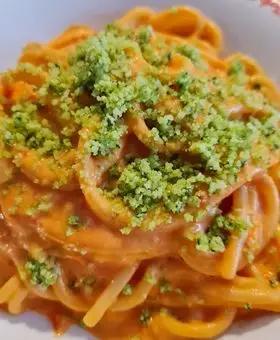 Immagine del passaggio 5 della ricetta Spaghettoni con crema di datterini e burrata con parmigiano verde