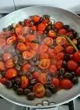 Immagine del passaggio 2 della ricetta Merluzzo con pomodorini e olive taggiasche
