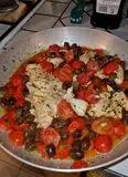 Immagine del passaggio 3 della ricetta Merluzzo con pomodorini e olive taggiasche