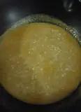 Immagine del passaggio 4 della ricetta Risotto al pesto gentile con gamberi, polvere di nero di seppia e uova di lombo